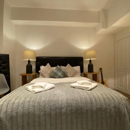 Queen Street Boutique Suites เอดินบะระ ภายนอก รูปภาพ A bedroom at the hotel
