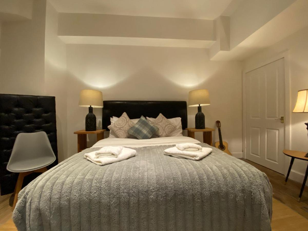 Queen Street Boutique Suites เอดินบะระ ภายนอก รูปภาพ A bedroom at the hotel