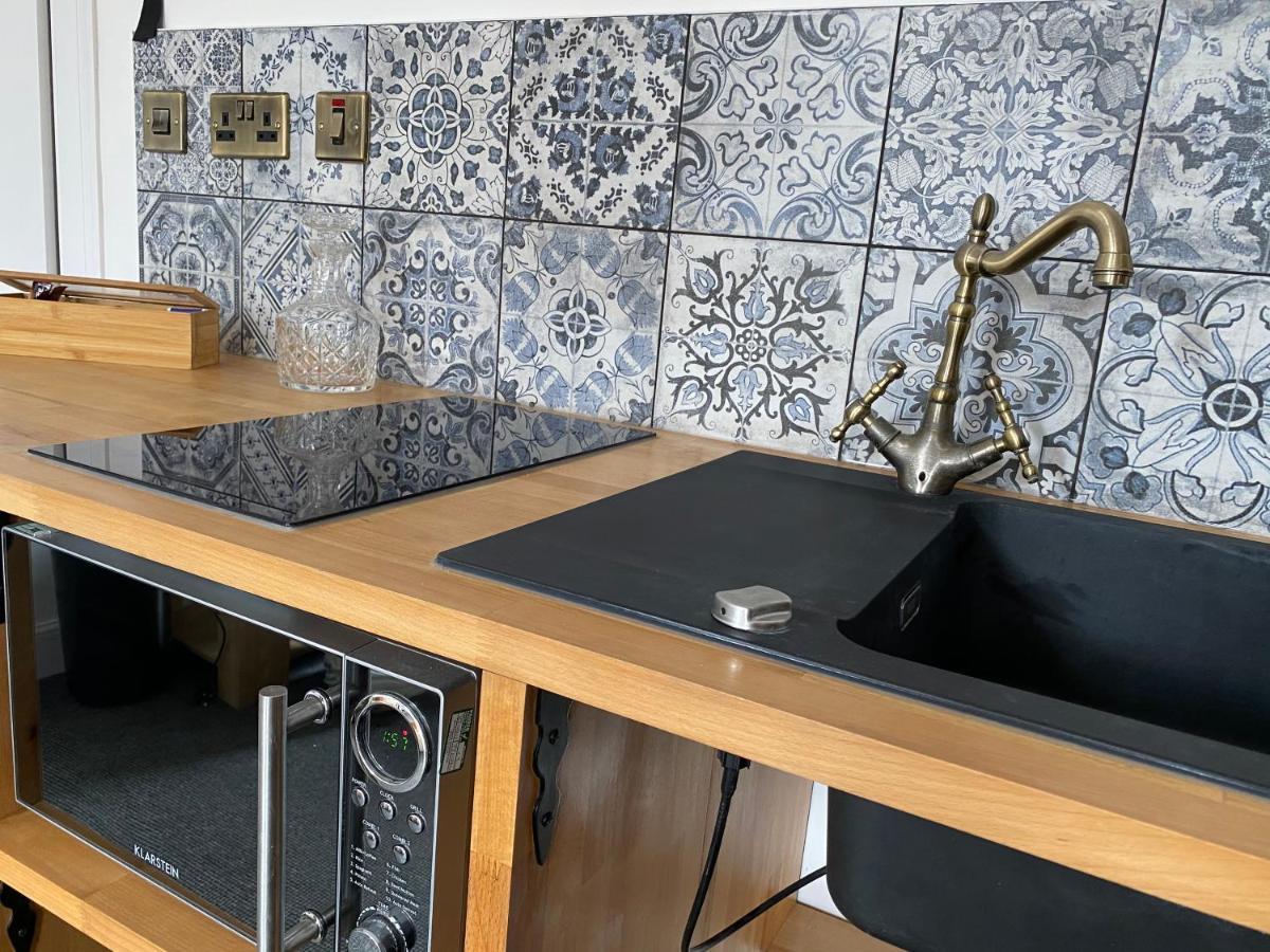 Queen Street Boutique Suites เอดินบะระ ภายนอก รูปภาพ A kitchen with a black sink