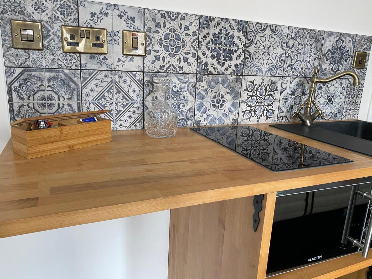 Queen Street Boutique Suites เอดินบะระ ภายนอก รูปภาพ A kitchen in a micro apartment