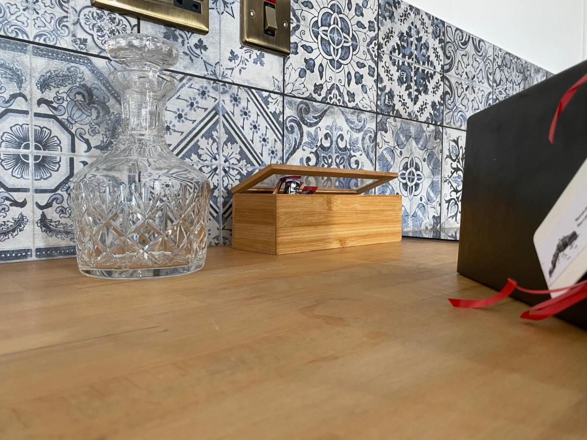 Queen Street Boutique Suites เอดินบะระ ภายนอก รูปภาพ A kitchen countertop made of laminate