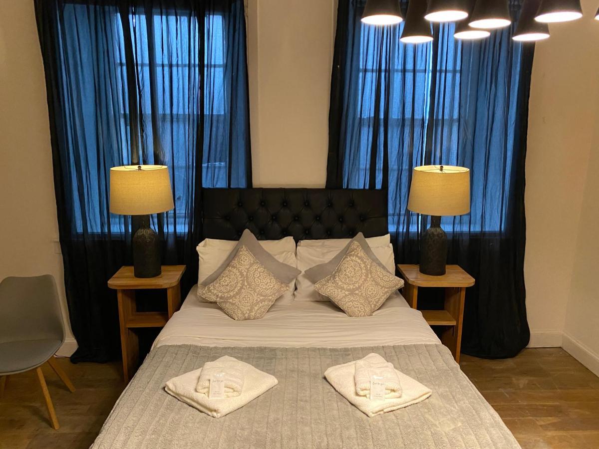 Queen Street Boutique Suites เอดินบะระ ภายนอก รูปภาพ A bedroom at the hotel