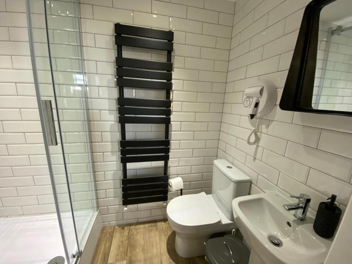 Queen Street Boutique Suites เอดินบะระ ภายนอก รูปภาพ A heated towel rail in a bathroom