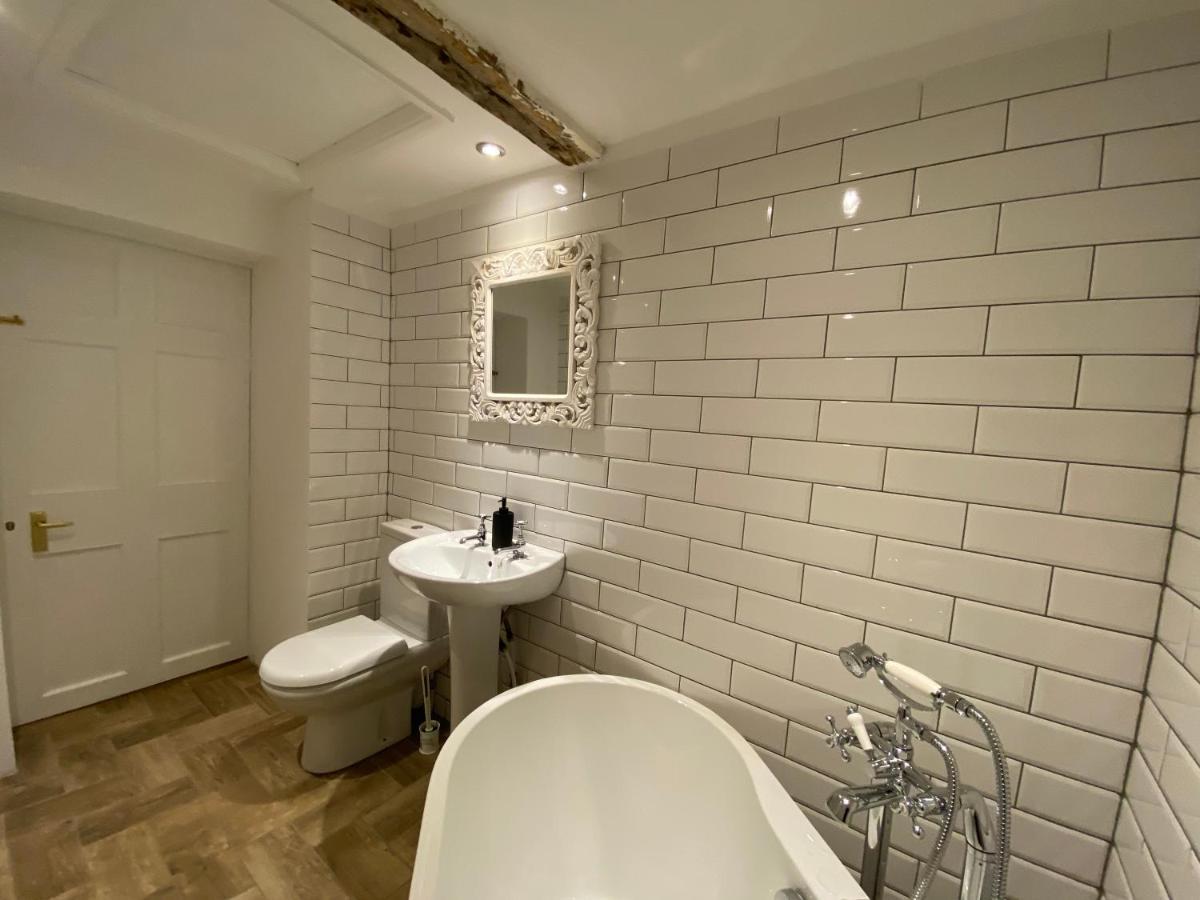 Queen Street Boutique Suites เอดินบะระ ภายนอก รูปภาพ Bathroom with white metro tiles