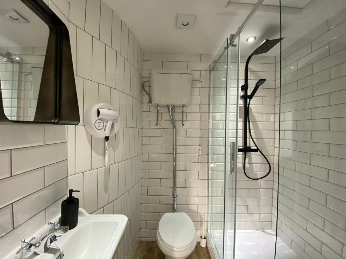 Queen Street Boutique Suites เอดินบะระ ภายนอก รูปภาพ A wet room in a hotel
