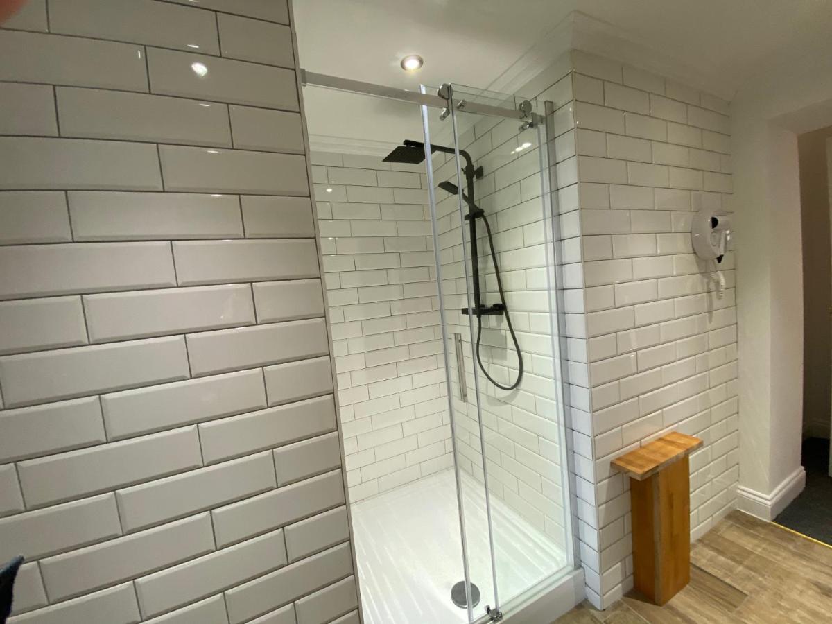 Queen Street Boutique Suites เอดินบะระ ภายนอก รูปภาพ A shower enclosure