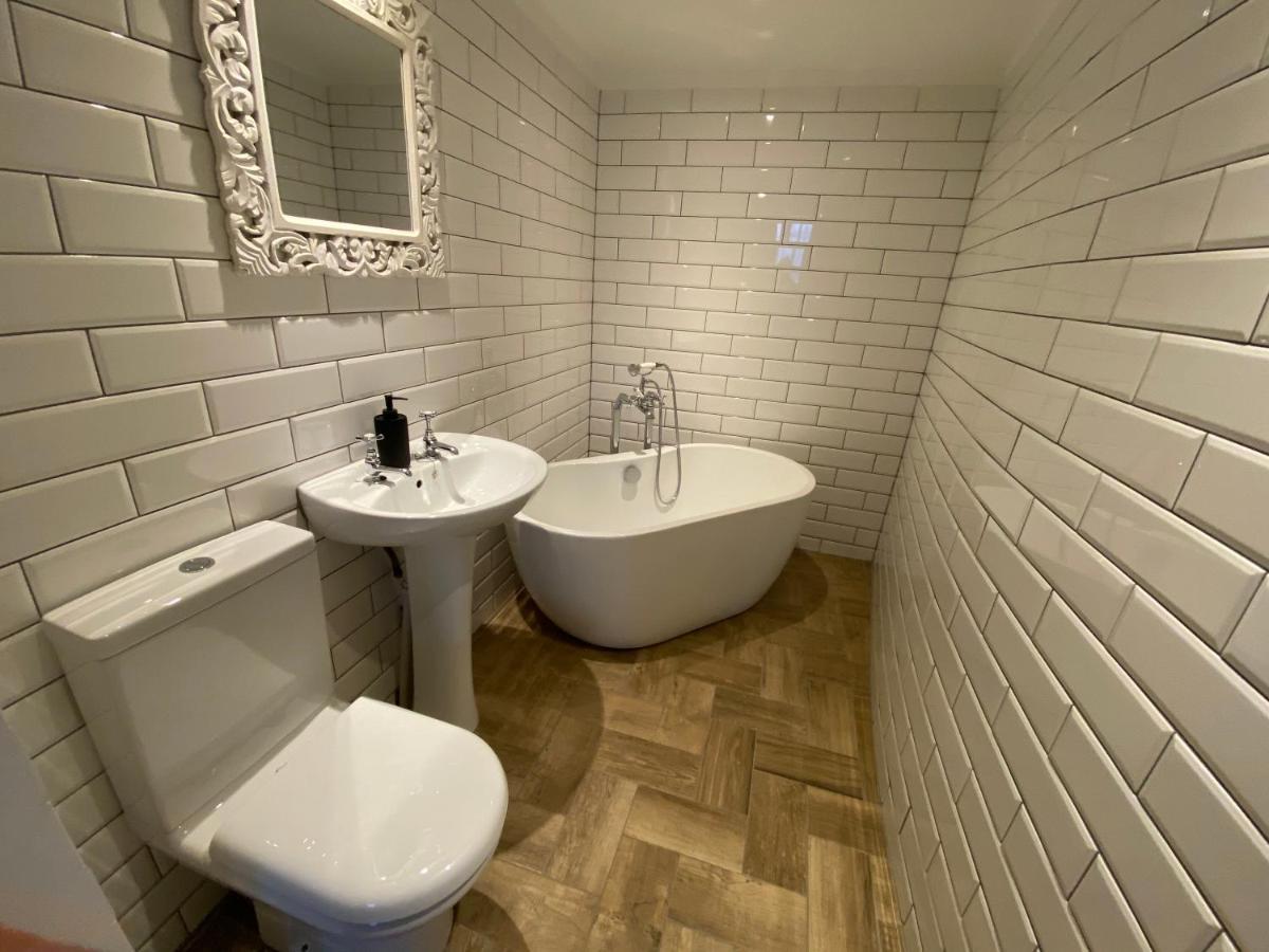 Queen Street Boutique Suites เอดินบะระ ภายนอก รูปภาพ Bathroom with white metro tiles